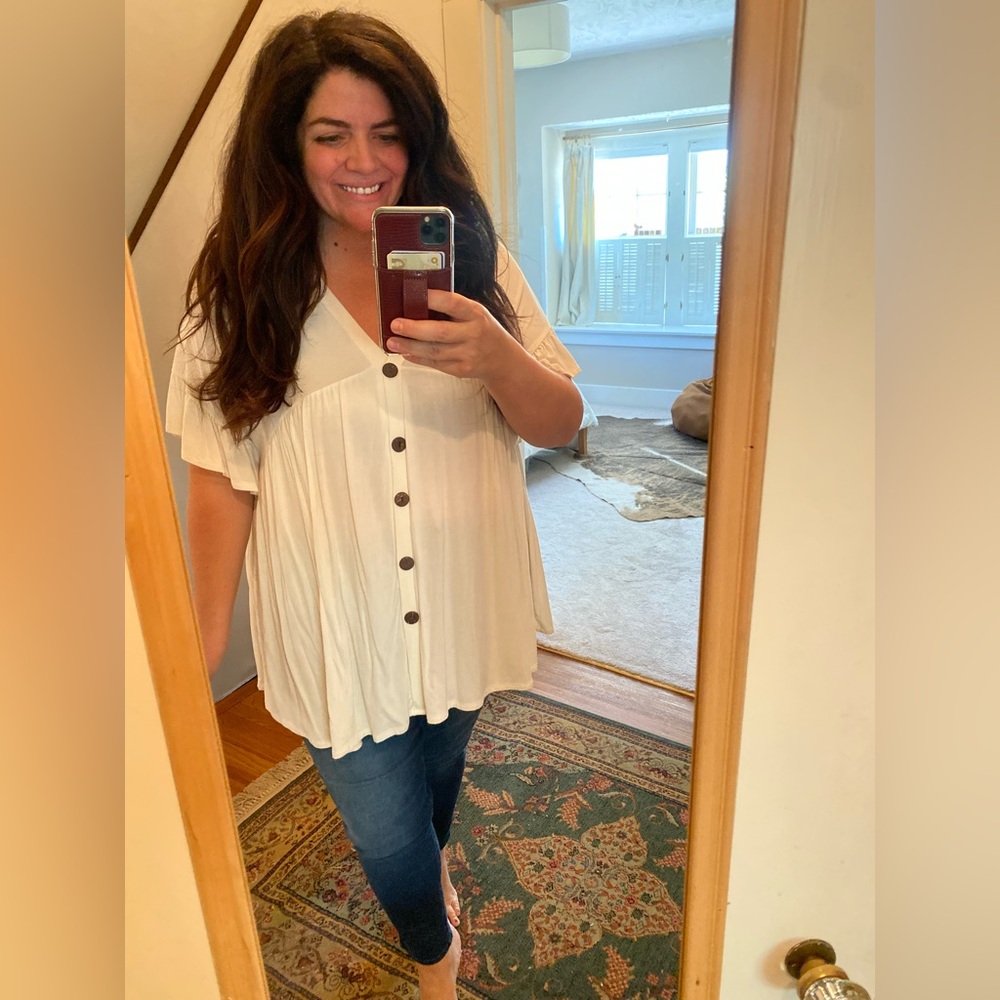 Oversized white top with faux buttons - Picture 3 of 6